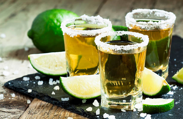 Thưởng thức Tequila cùng với chanh muối là cách phổ biến của Mexico
