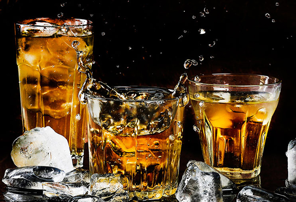 Pha chế rượu whisky giúp tăng hương vị và khiến người mới uống rượu dễ uống hơn